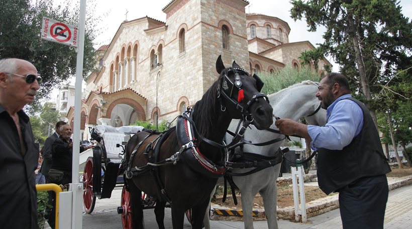 Ένα άσπρο κι ένα μαύρο άλογο συνόδευσαν τον Κώστα Βίρβο στην τελευταία κατοικία του